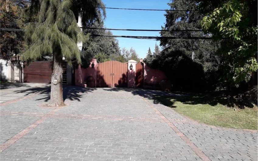 Gran casa Camino Las Flores, Los Dominicos