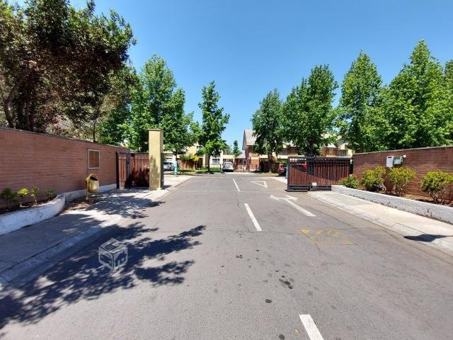 Amplia casa Condominio Puertas de Huechuraba 312 m2