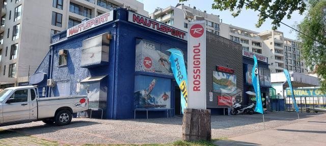 Gran esquina comercial Avenida Las Condes, Fach
